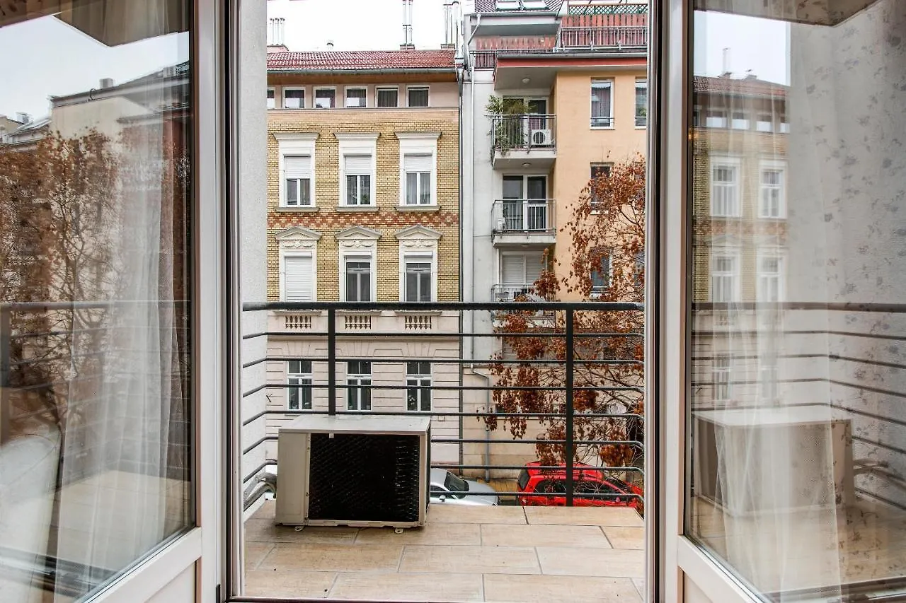 Viola - Newly Furnished With Free Garage! Apartment Budapest Hungary